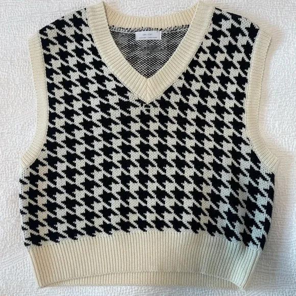 Oak Fort Sweater Vest with Black and White Pattern, Size Small